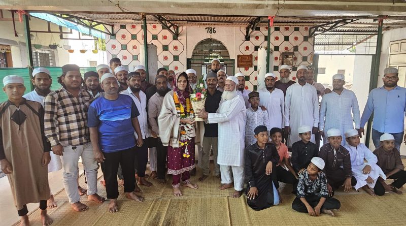 आमराईच्या इतिहासात मानाचा तुरा; मुस्लिम समाजातील पहिली महिला पोलीस म्हणून आयेशा शेखचा गौरव!